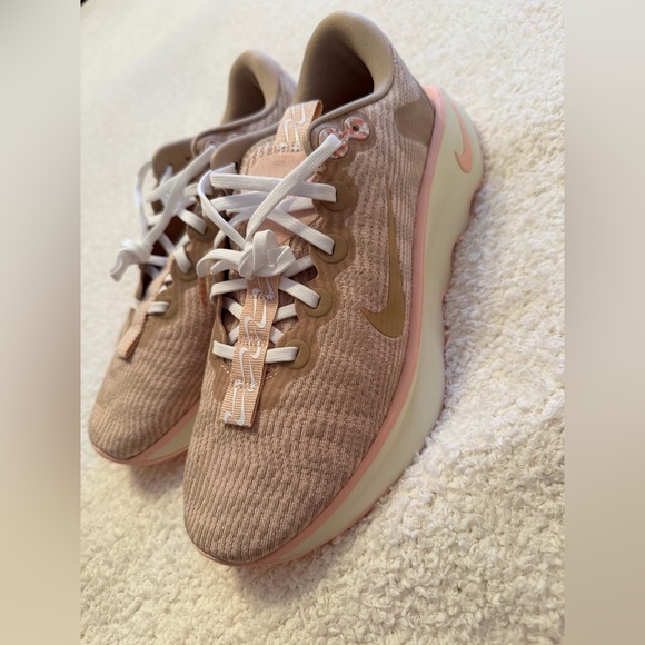 Nike Women's Beige and Pink Sneakers 10